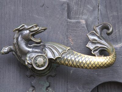 Zu sehen ist die Türklinke an der Goldenen Pforte im Freiberger Dom.