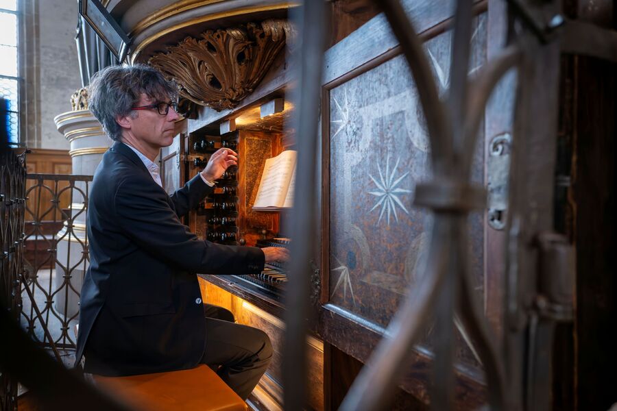 Zu sehen ist Albrecht Koch an der Orgel.