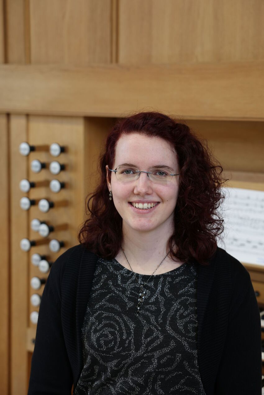 Zu sehen ist Nadja Rangott vor einer Orgel stehend.