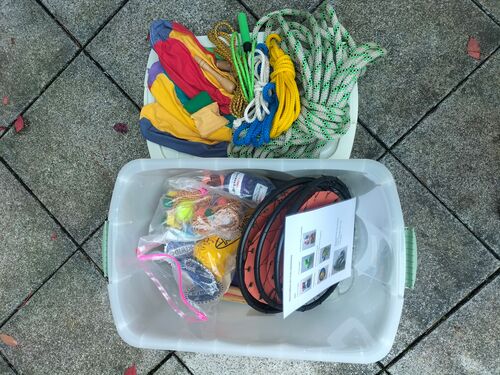Spielekiste mit verschiedenen Utenslien