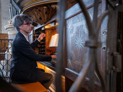 Zu sehen ist Albrecht Koch an der Orgel.